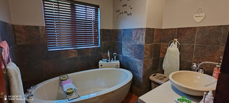 4 Bedroom Property for Sale in Kanoneiland Northern Cape